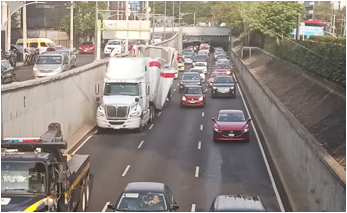 Tráiler se atora en bajo puente de Viaducto; remolque con 22 toneladas de arena para gato quedó destruido 