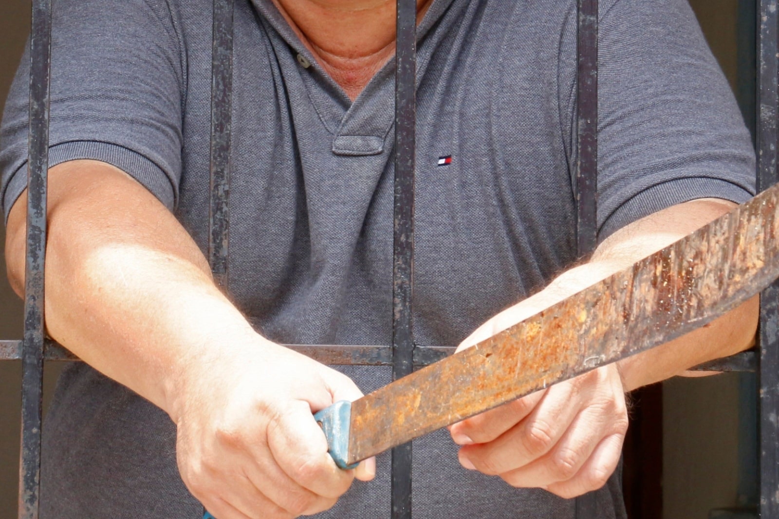 Hombre en estado de ebriedad agrede a vecinos con un machete en Culiacán