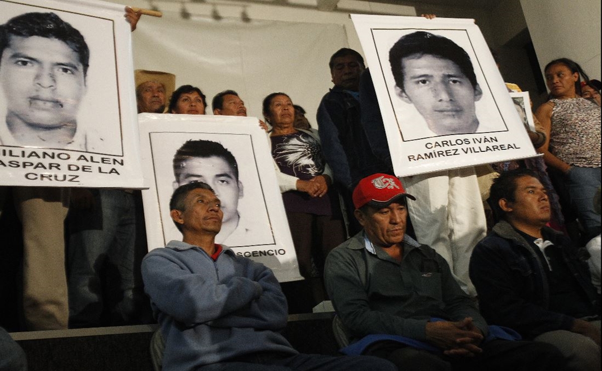 Padres de los 43 piden investigar papel de Cienfuegos en desaparición de normalistas