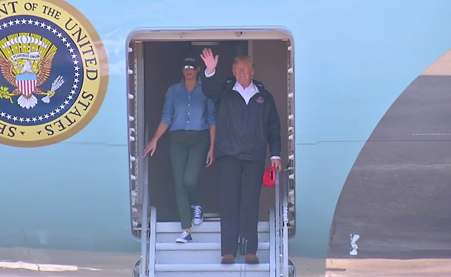 Trump llega a Houston para reunirse con damnificados por "Harvey"