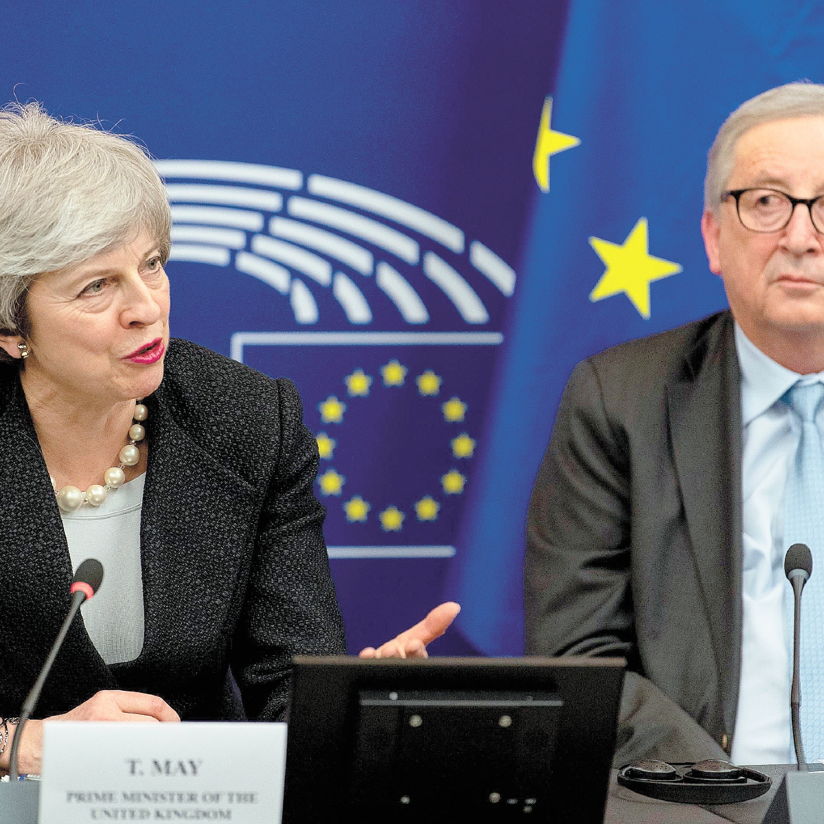 May y Juncker piden aprobar el Brexit