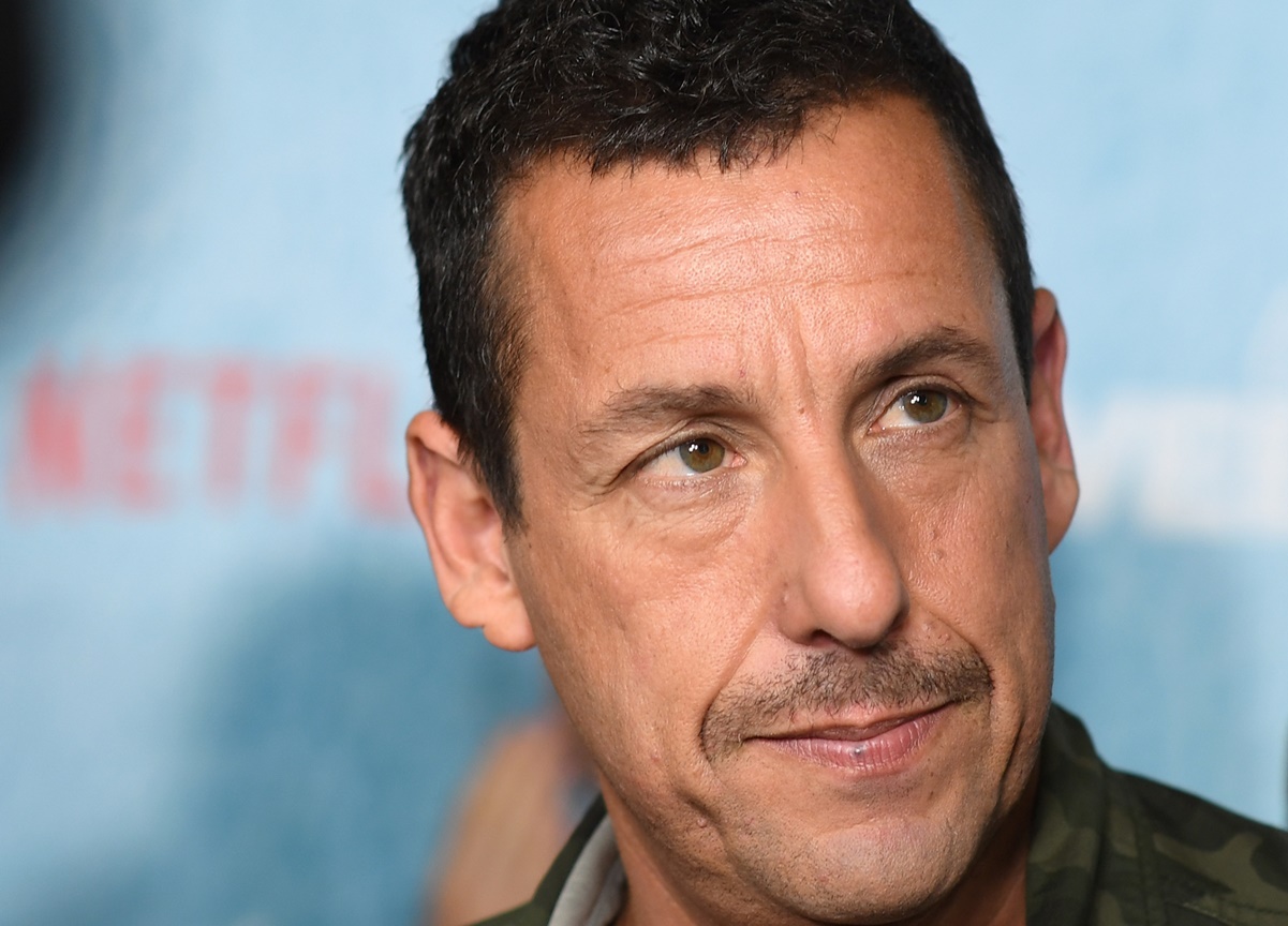 Playa nudista provoca una erección en Adam Sandler