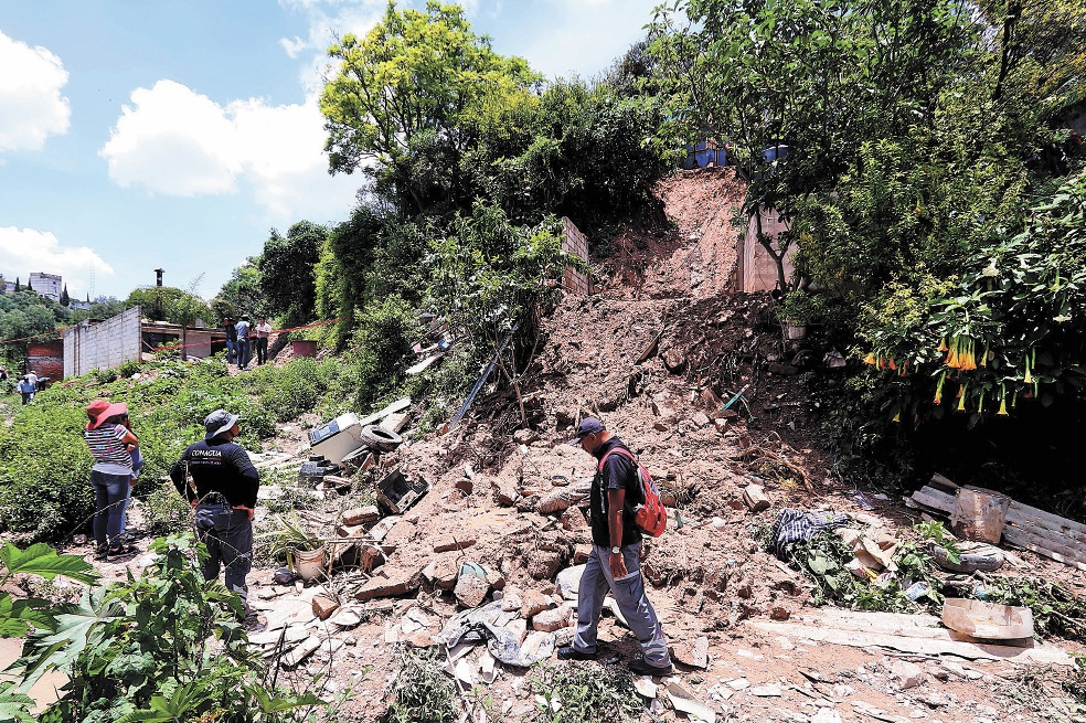 Deslave de cerro sepulta una vivienda; hay siete muertos 