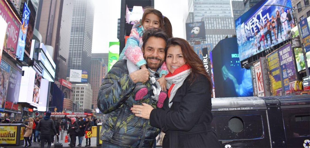 Video: Eugenio Derbez reta a Alessandra Rosaldo a cantar en el metro de NY
