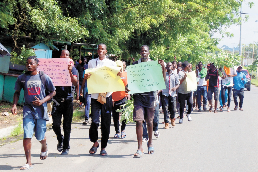 Africanos marchan para exigir oficio de salida hacia EU