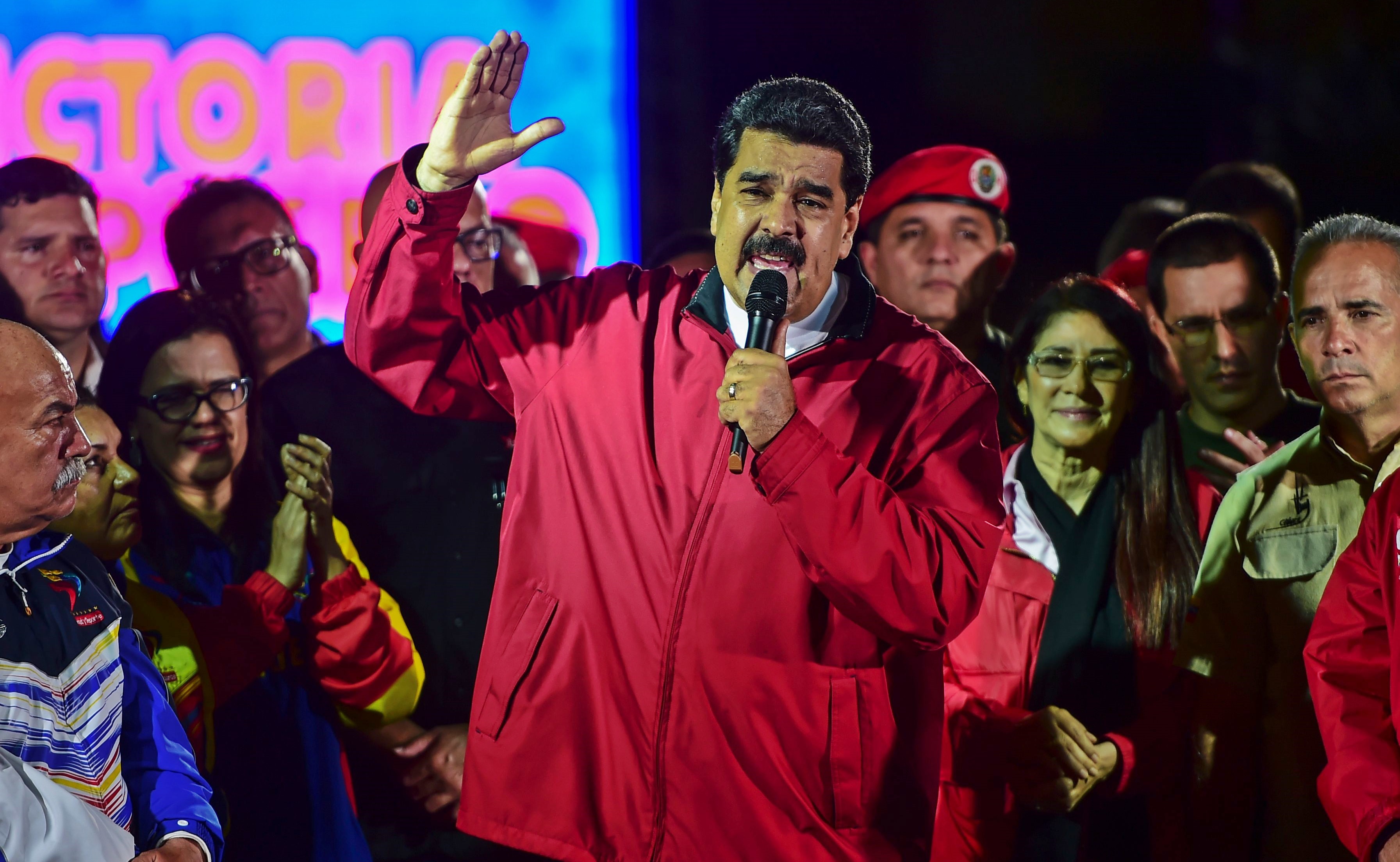 Maduro reta a oposición a presentarse a comicios regionales