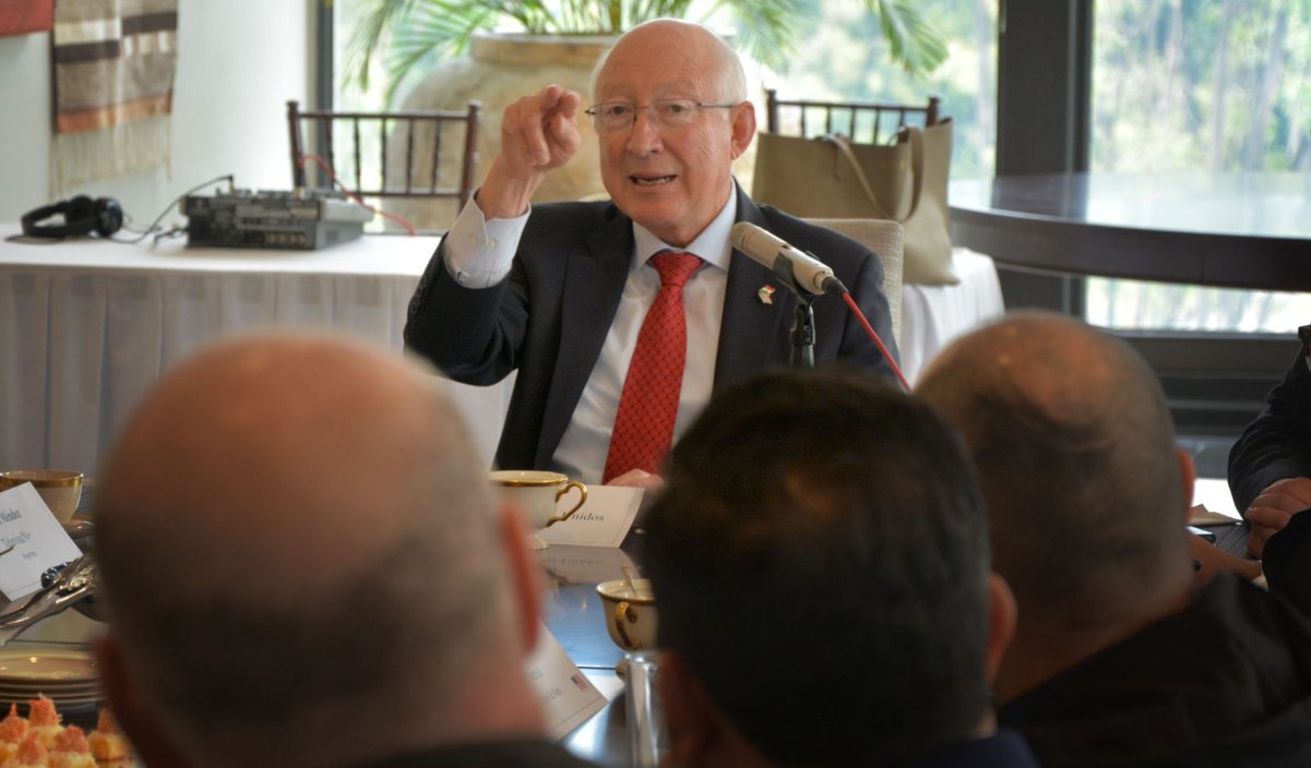 Ken Salazar ve "fuerte" al equipo que Sheinbaum está construyendo