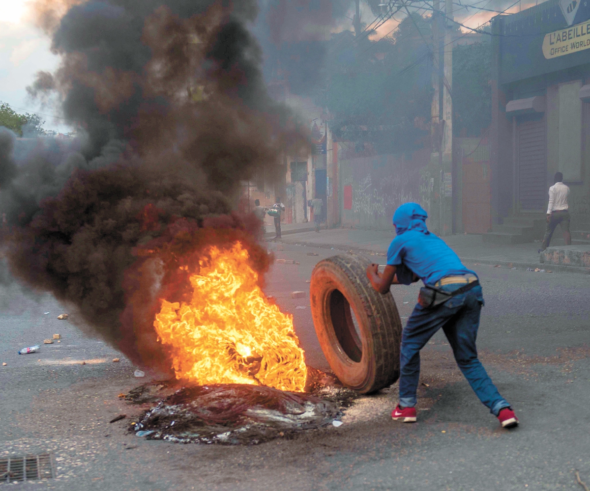 Choques de policías y militares paralizan Haití