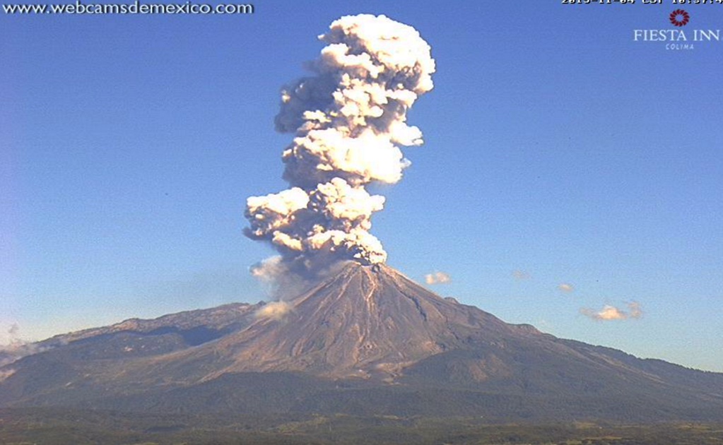 Volcán de Colima emite fumarola de 2.2 km
