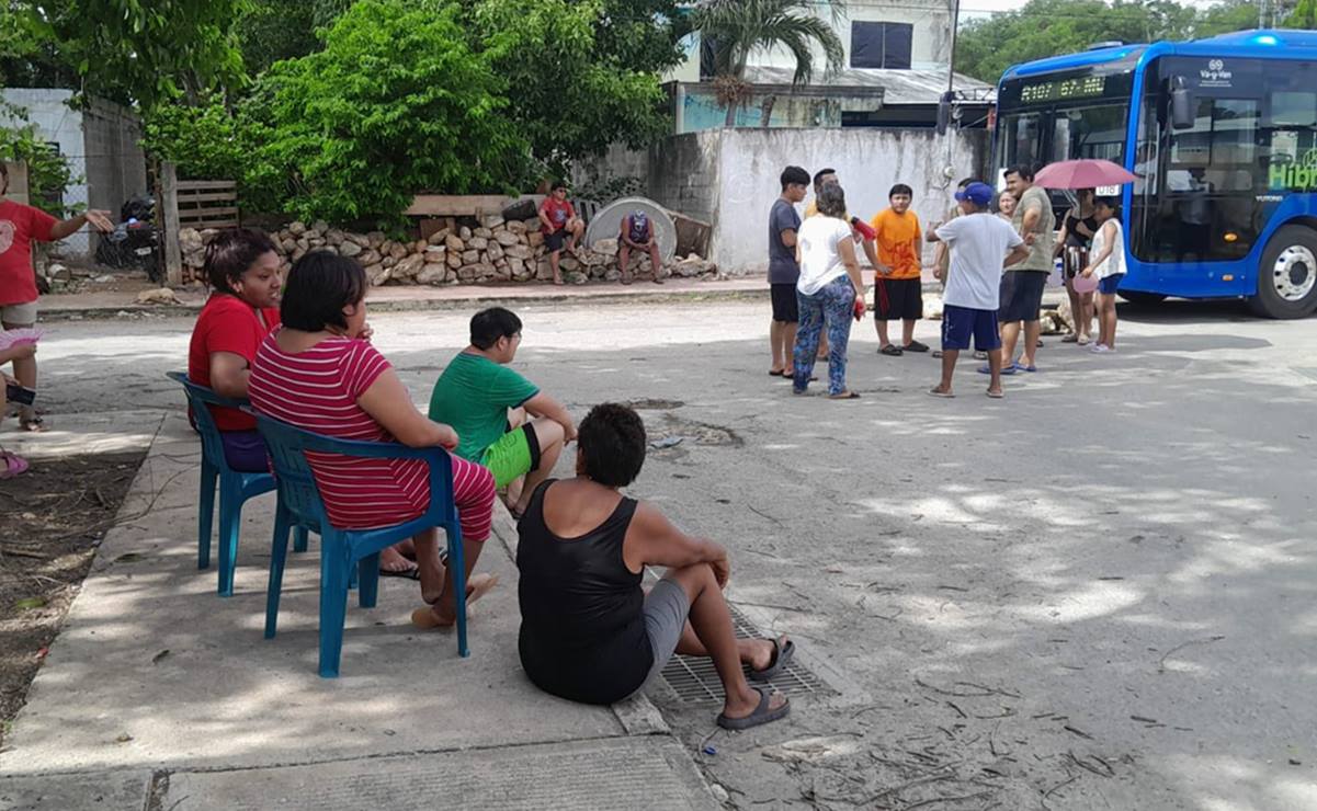 Vecinos de la colonia Ampliación Nueva Mulsay retienen autobús y bloquean calle por falta de electricidad en Yucatán