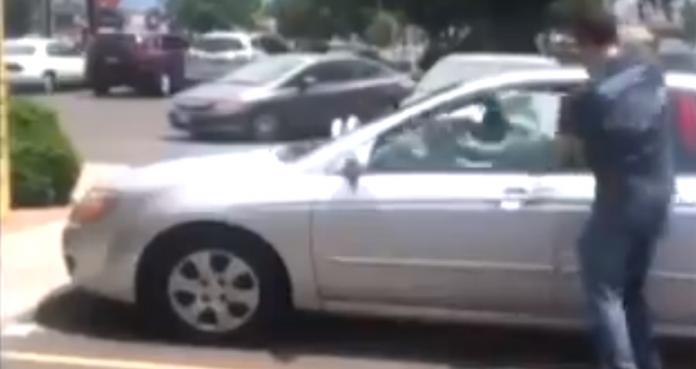 Captan rescate de perro abandonado dentro de auto en Albuquerque 