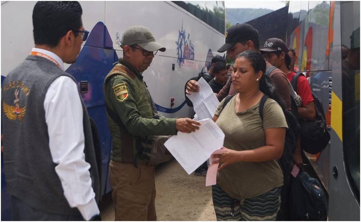 Migrantes de Venezuela y Haití mueren en volcadura en Oaxaca 