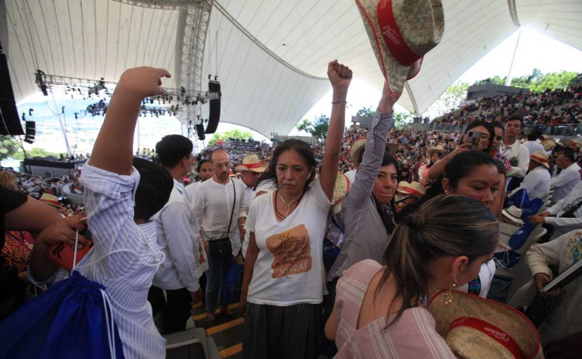 Gobierno de Oaxaca celebra a pueblos indígenas con la Guelaguetza, pero violenta a cineasta mixteca y a fotógrafo de EL UNIVERSAL