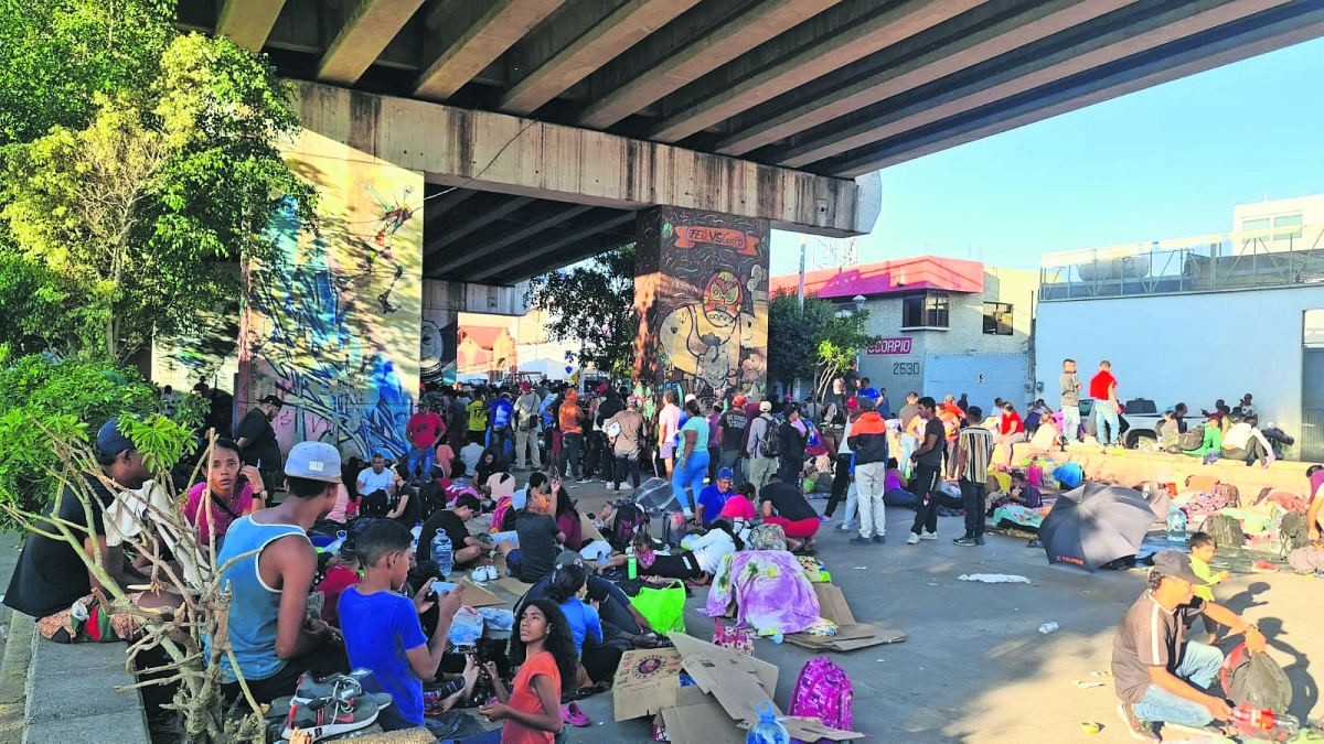 Venezolanos esperan bajo el puente para abordar el ferrocarril