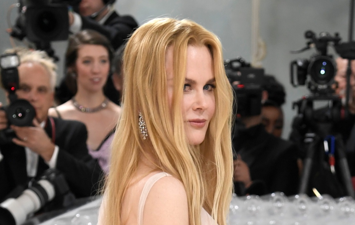 Nicole Kidman honra a Karl Lagerfeld y recicla un vestido nude de ensueño para la Met Gala