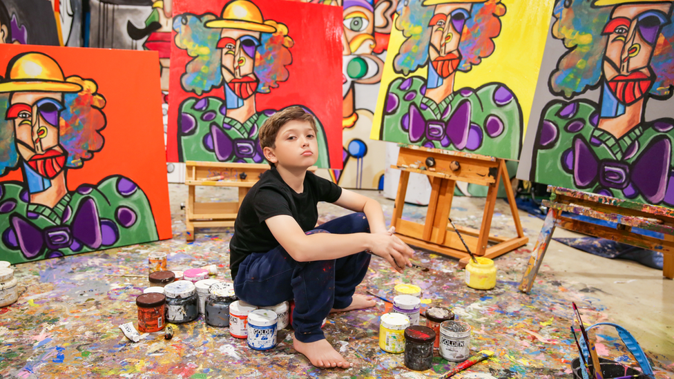 Andrés Valencia, el "pequeño Picasso" de 11 años que vende cuadros por miles de dólares