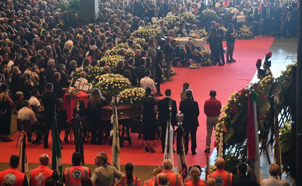 Despiden en funeral a víctimas del puente derrumbado en Génova