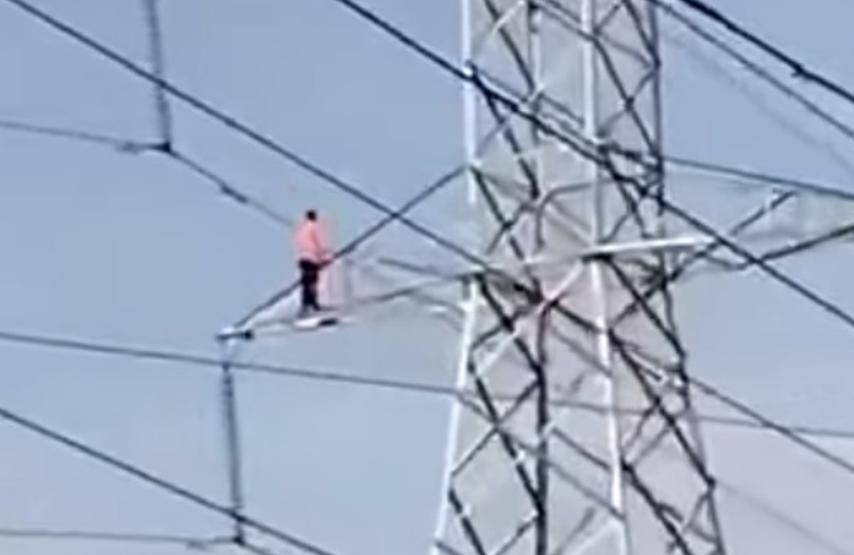 Hombre en situación de calle se lanza desde torre de alta tensión en Iztapalapa; lo trasladan con vida a hospital 