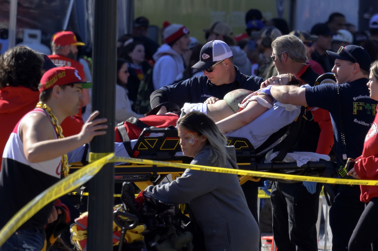 Acusan a dos hombres de asesinato por tiroteo en desfile del Super Bowl