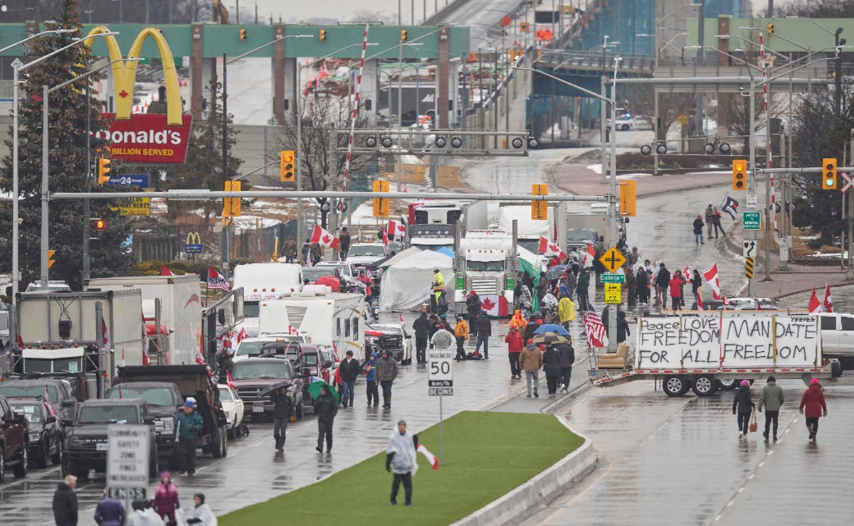 Juez ordena a camioneros retirarse de principal paso entre Canadá y EU