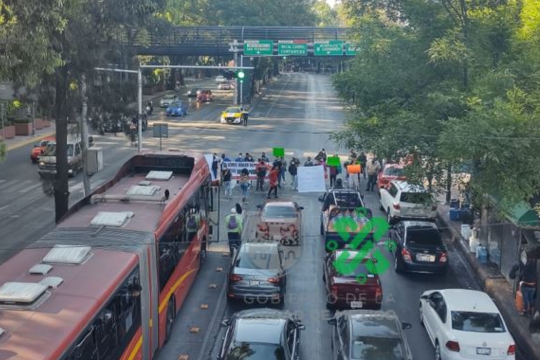 Reportan bloqueo por manifestantes en Insurgentes Sur a la altura de Villa Olímpica 