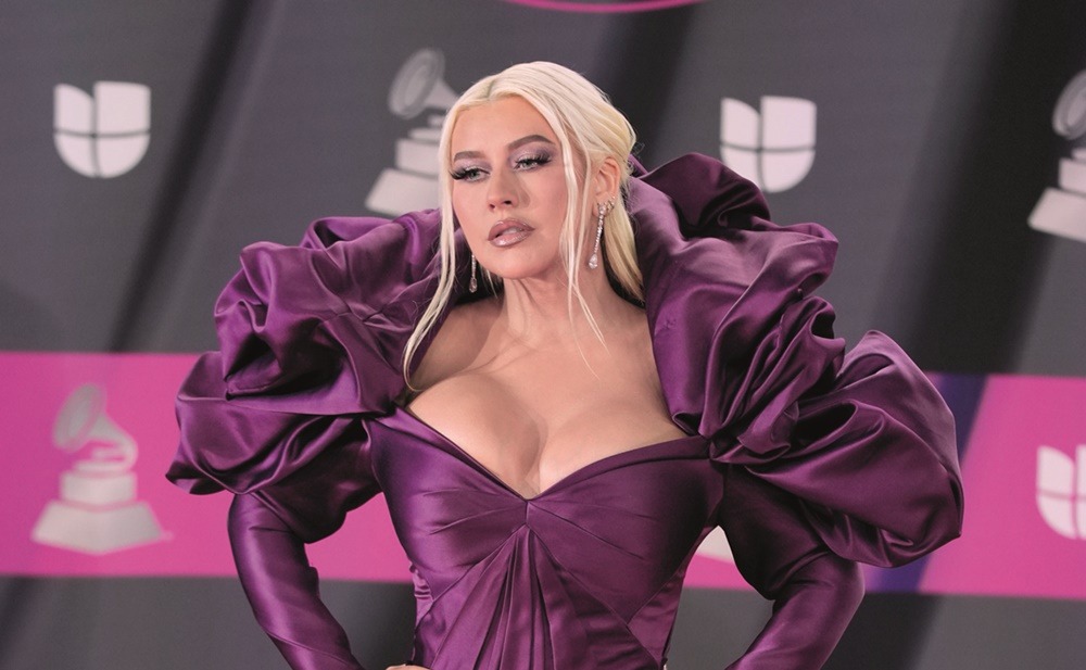 Christina Aguilera se convierte en toda una chica dorada con vestido de terciopelo