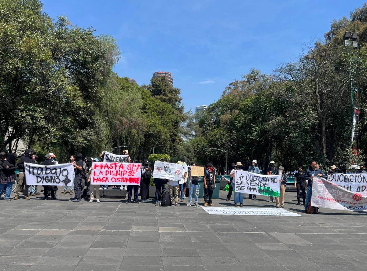 Comunidad de la ENAH se manifiesta en el Museo Nacional de Antropología