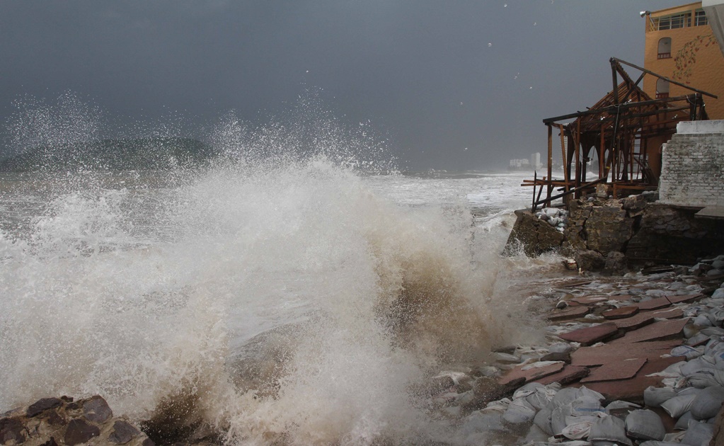 Cierran 8 playas en Mazatlán por fuerte oleaje debido al paso del huracán "Beatriz"