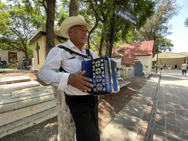 En Día de Muertos, tecnología desplazó a los músicos en Querétaro