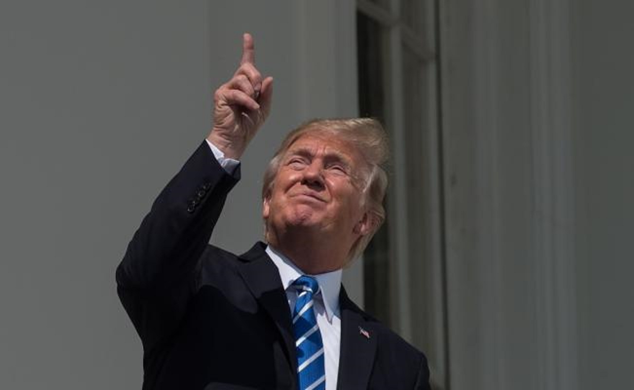 Trump observó el eclipse solar sin gafas por unos segundos e inundó la red