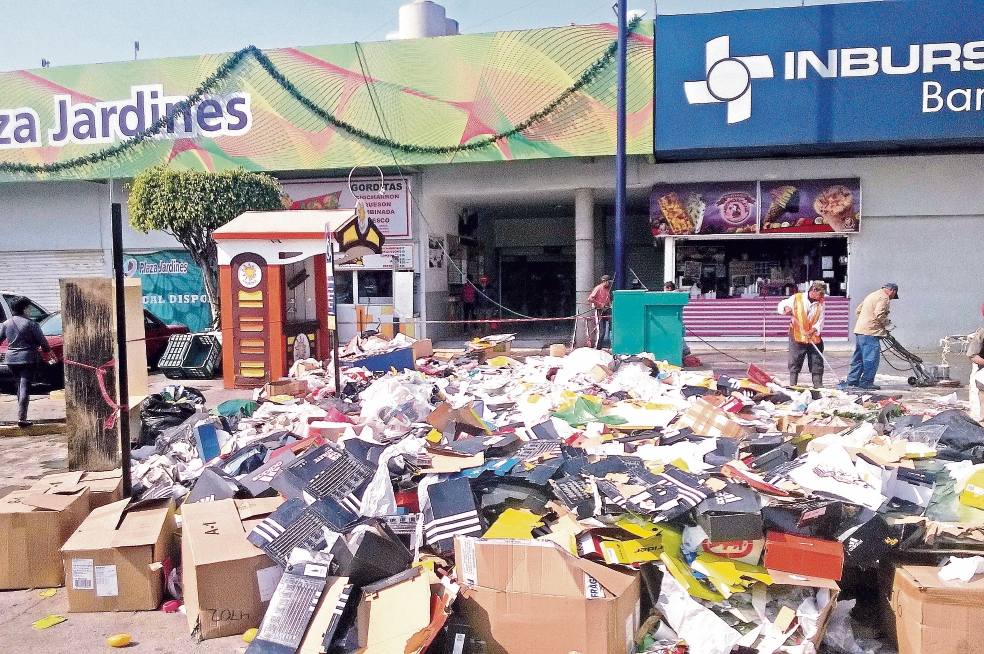 Locatarios limpian Plaza Jardín tras actos vandálicos