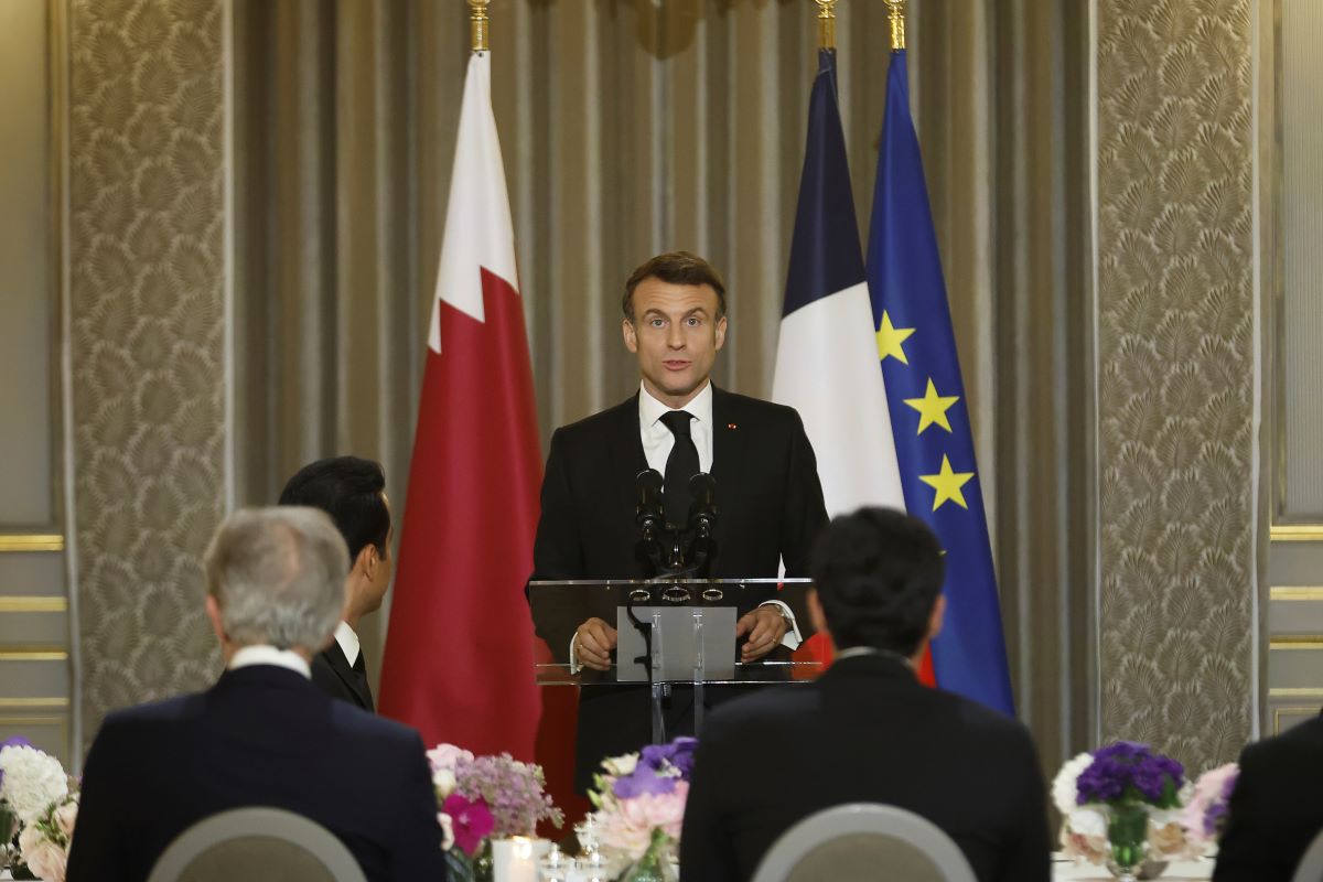 Macron pide a su primer ministro seguir en el cargo "por el momento"