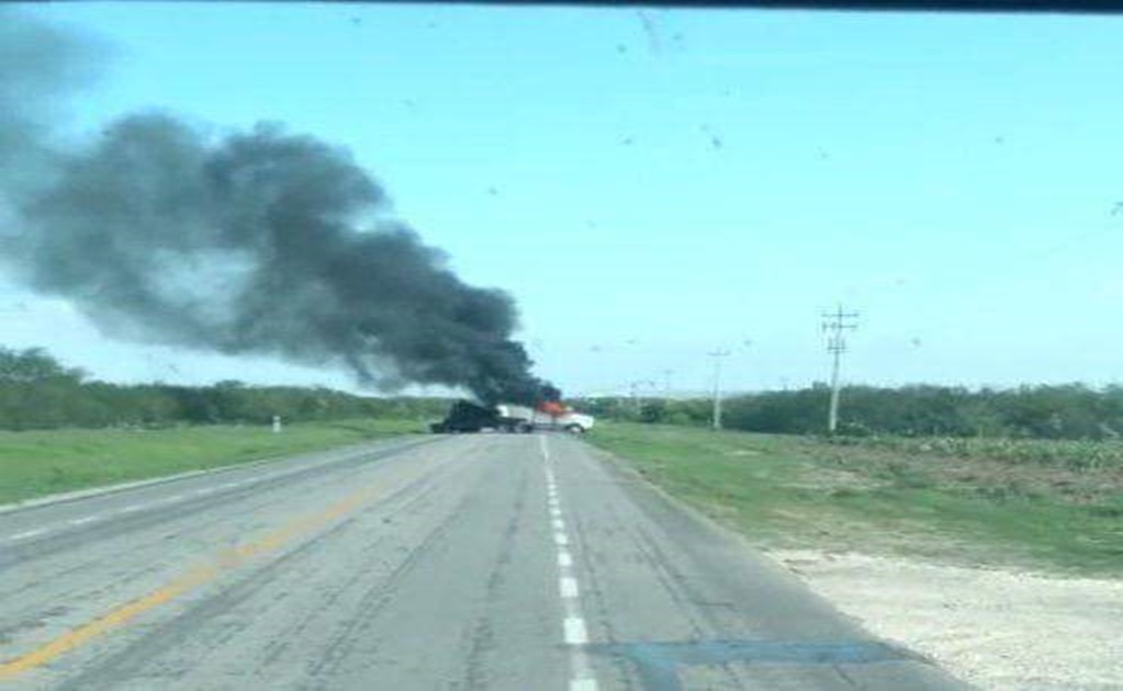 Bloquean carretera con camiones incendiados en Tamaulipas