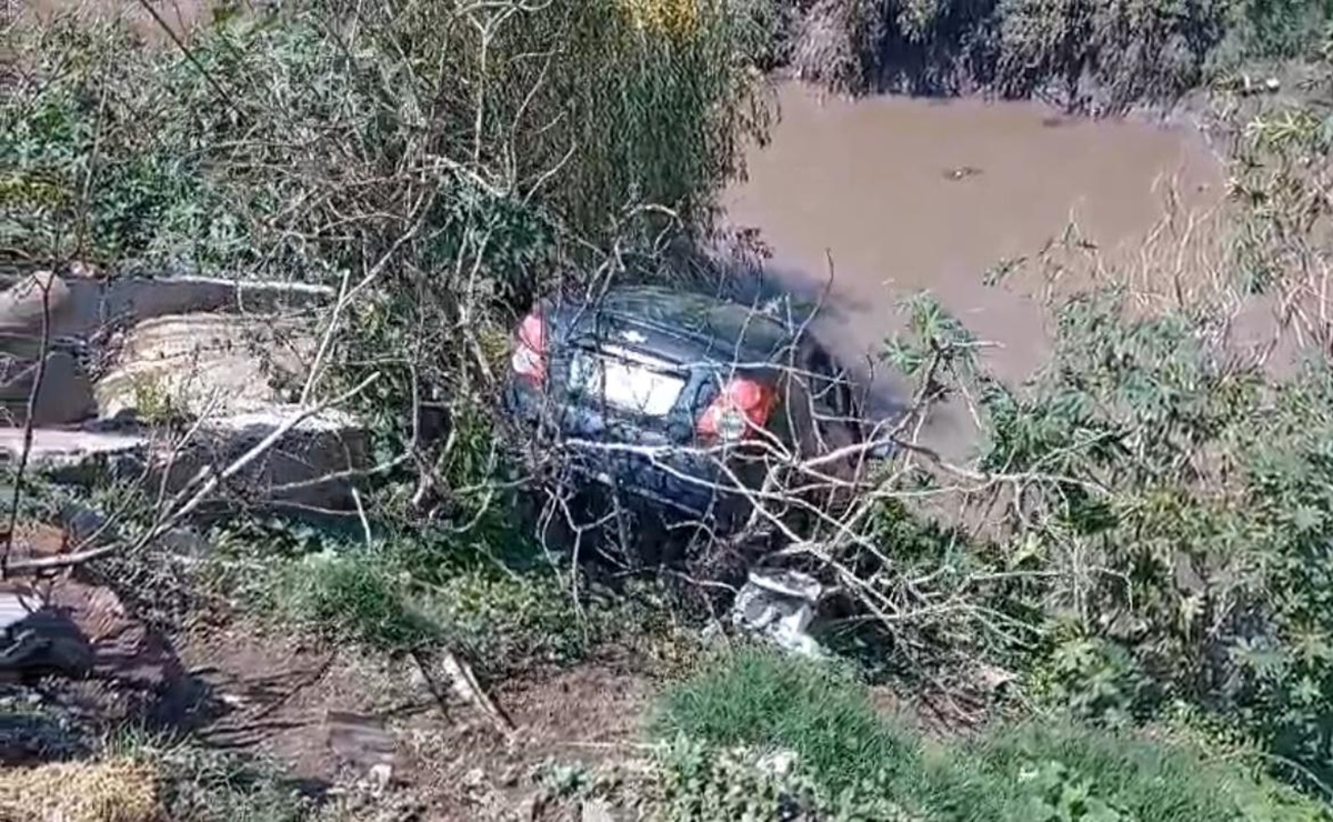 Encuentran carro en aguas negras del canal Emisor Poniente; autoridades investigan posible ilícito