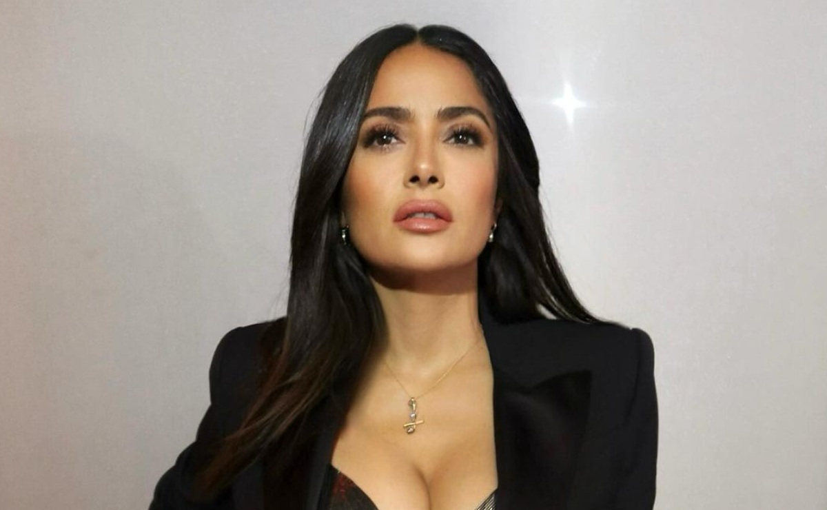 ¡Total blue! Salma Hayek enamora con traje de baño y lentes azules