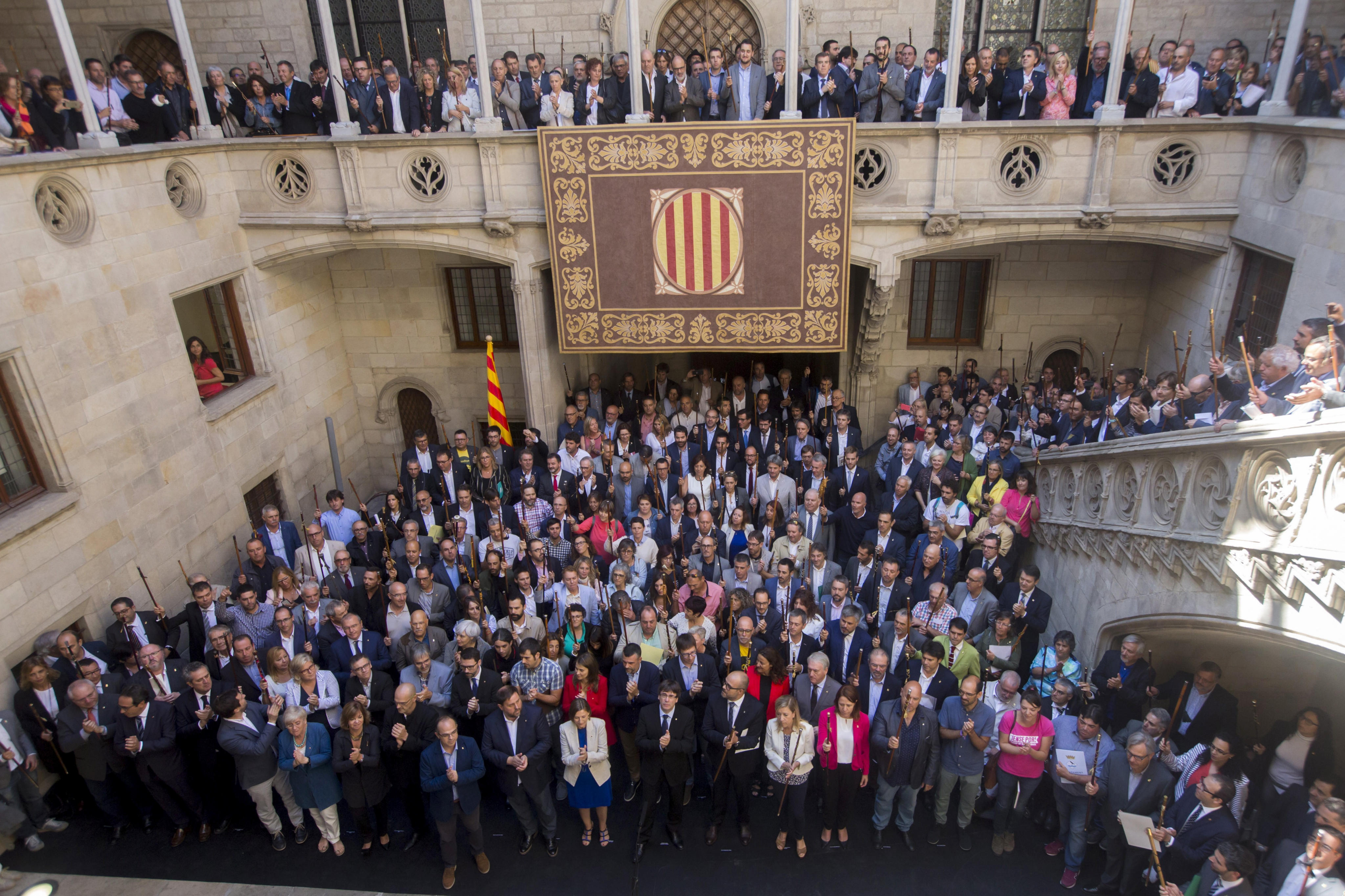 Cientos de alcaldes se reúnen para apoyar el referendum catalán