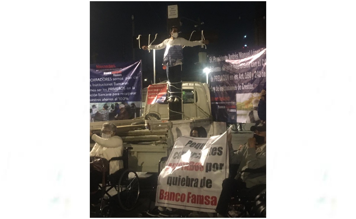 Ahorradores de Famsa se "crucifican" para demandar diálogo con AMLO