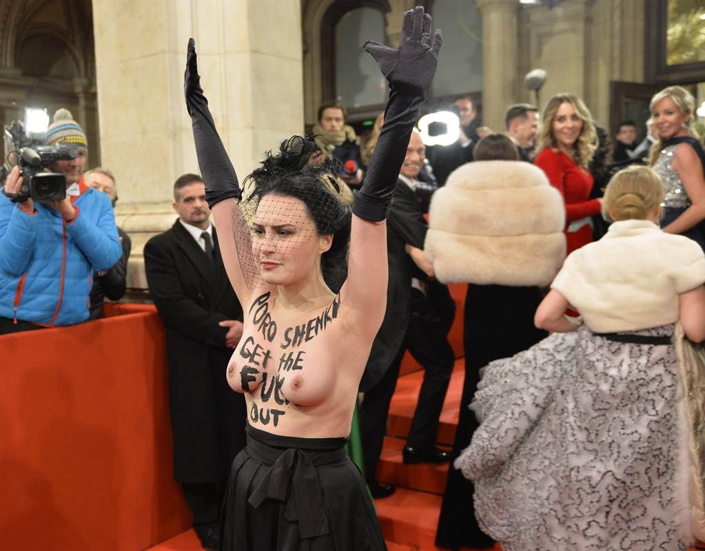 Activista con el pecho desnudo irrumpe en baile de la ópera de Viena