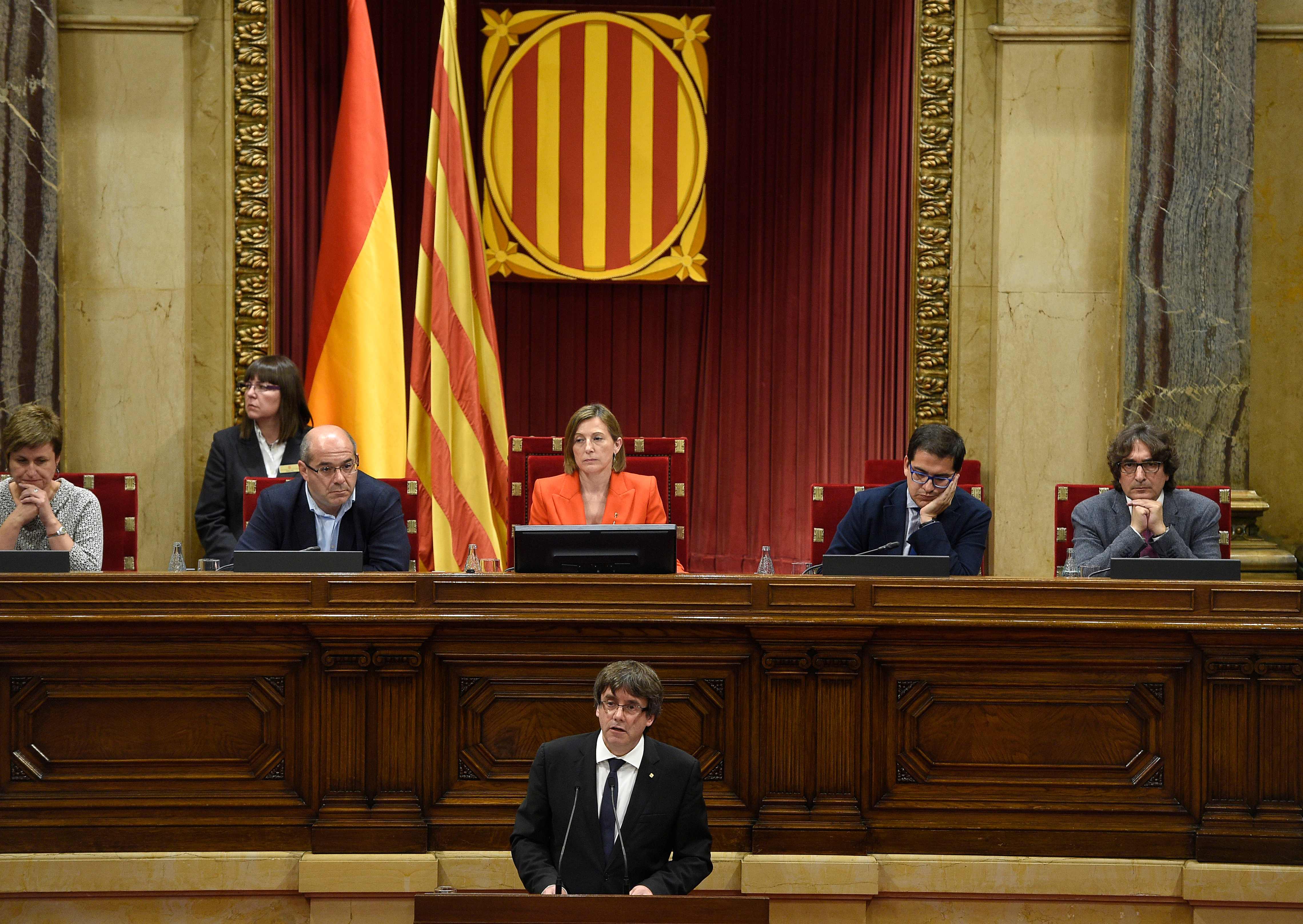 Puigdemont suspende declaración de independencia de Cataluña para buscar diálogo