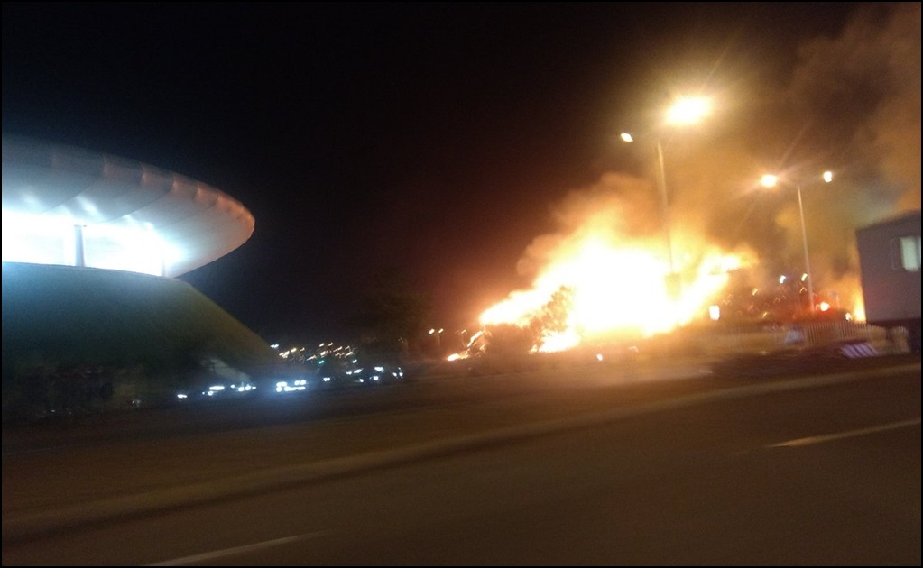 Registran incendio a un costado de estadio en pleno festejo de Chivas