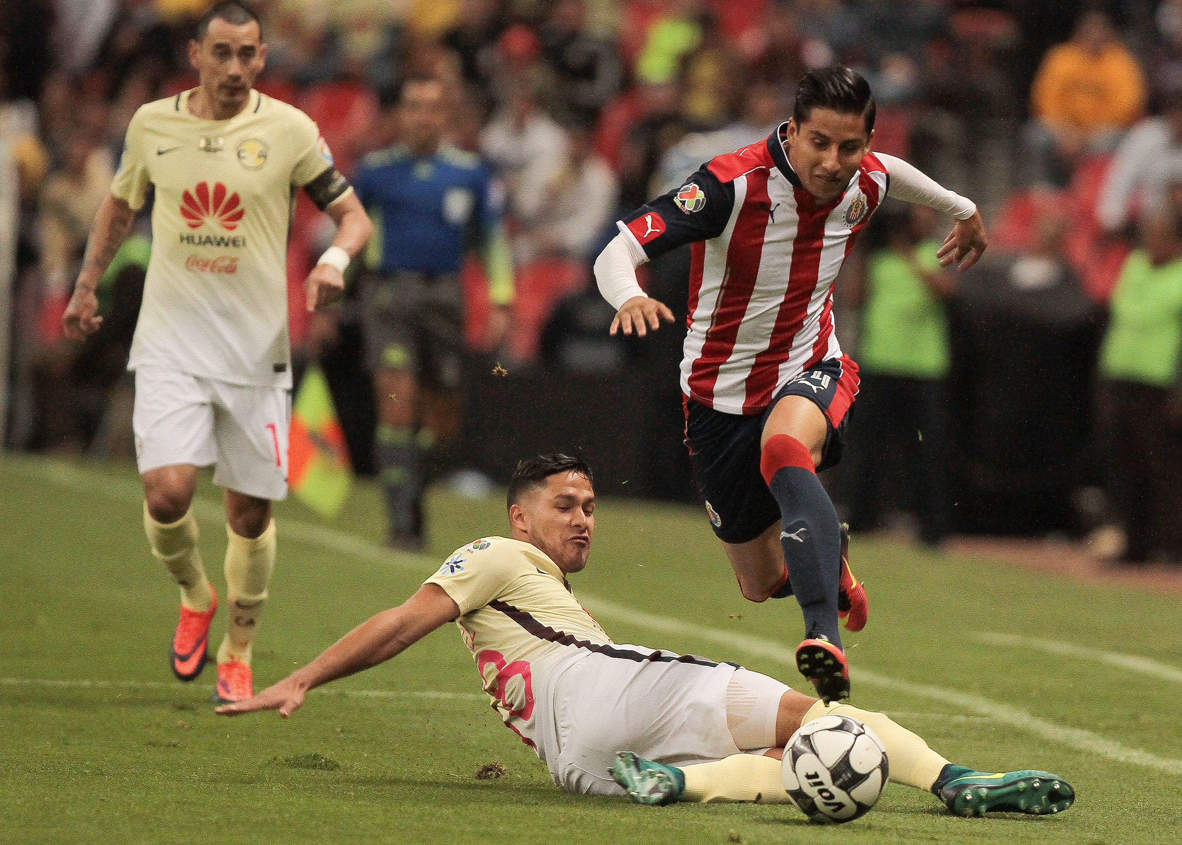 Detienen a 15 revendedores tras el clásico América-Chivas