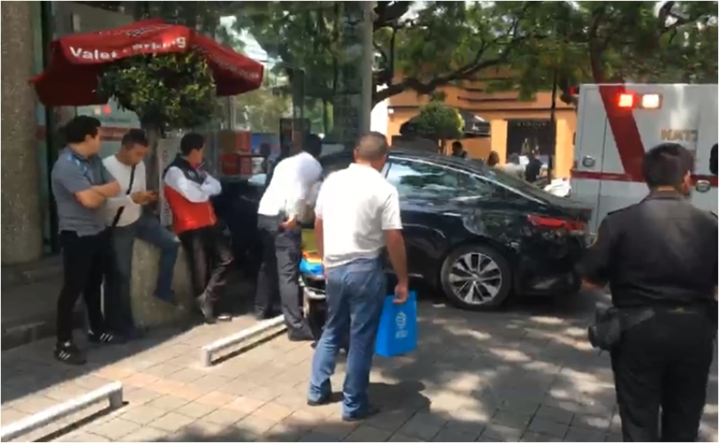 Auto se sube a la banqueta y choca frente a banco en Polanco