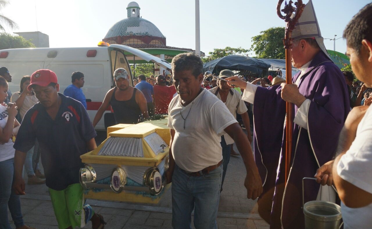 Despiden a víctimas de accidente aéreo en Jamiltepec