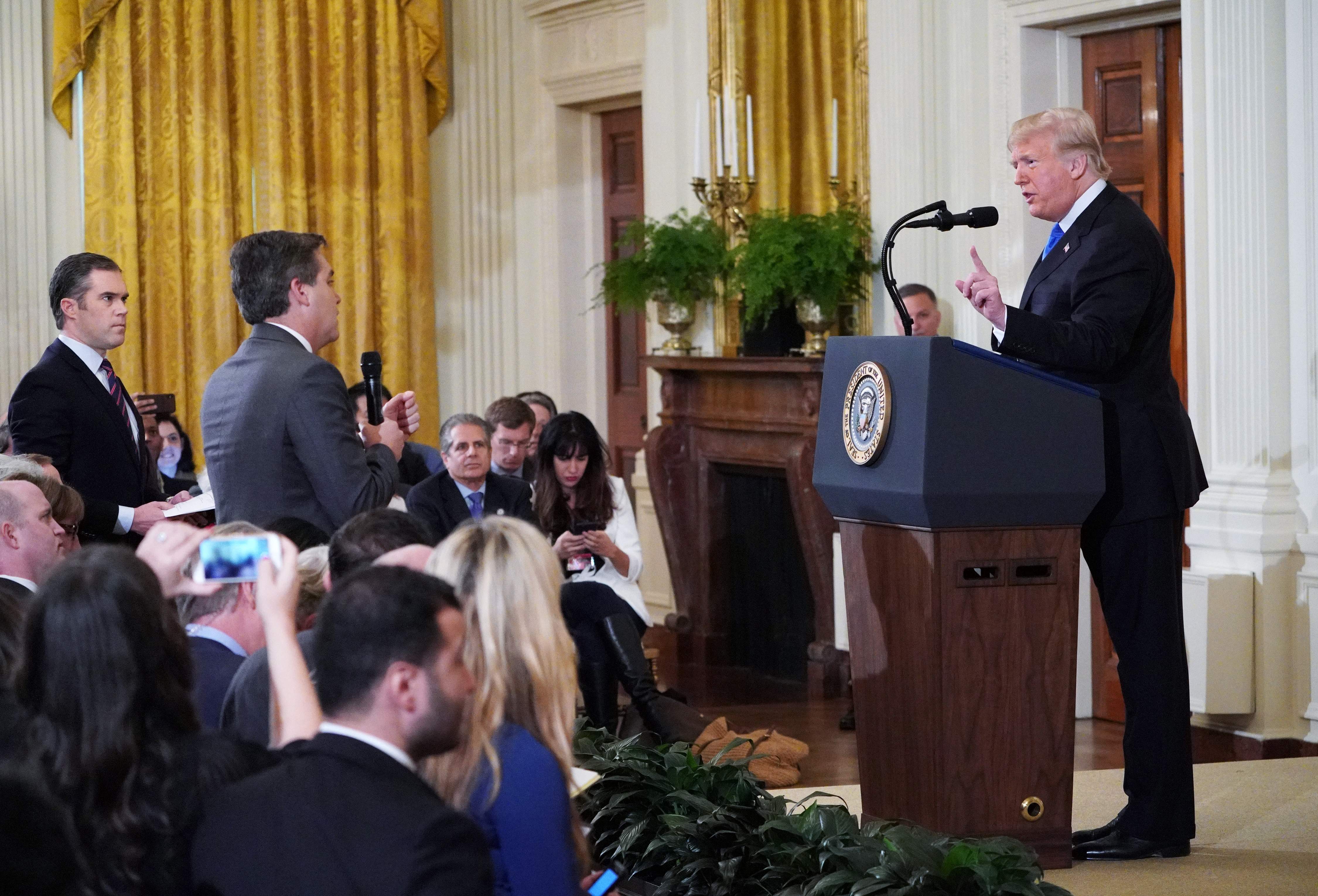 CNN demanda a Trump por retirar acreditación a periodista