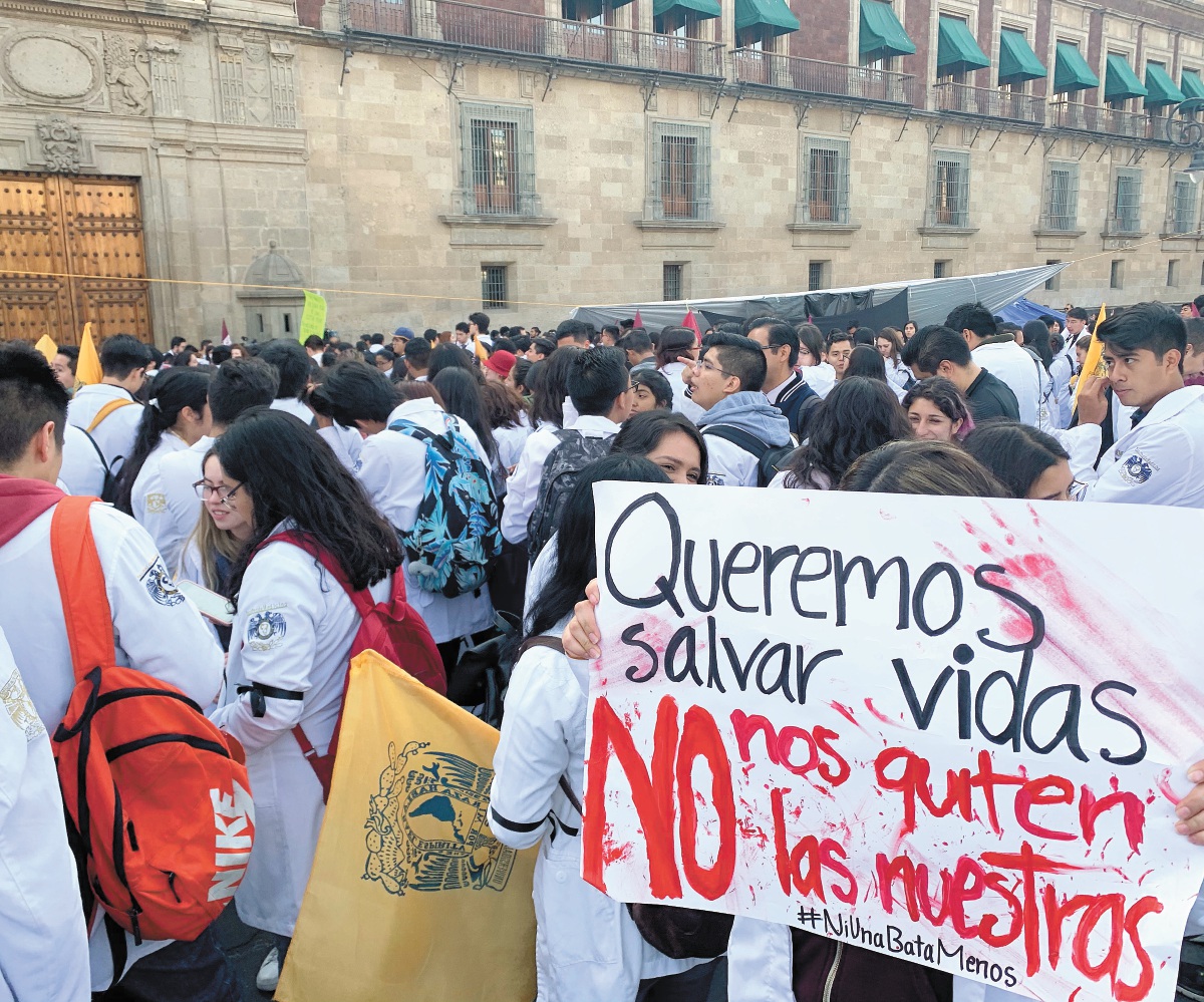 Futuros doctores protestan en Palacio Nacional