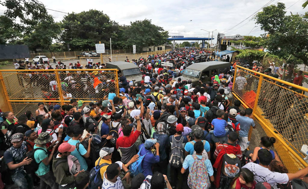 Policías federales contienen a migrantes hondureños