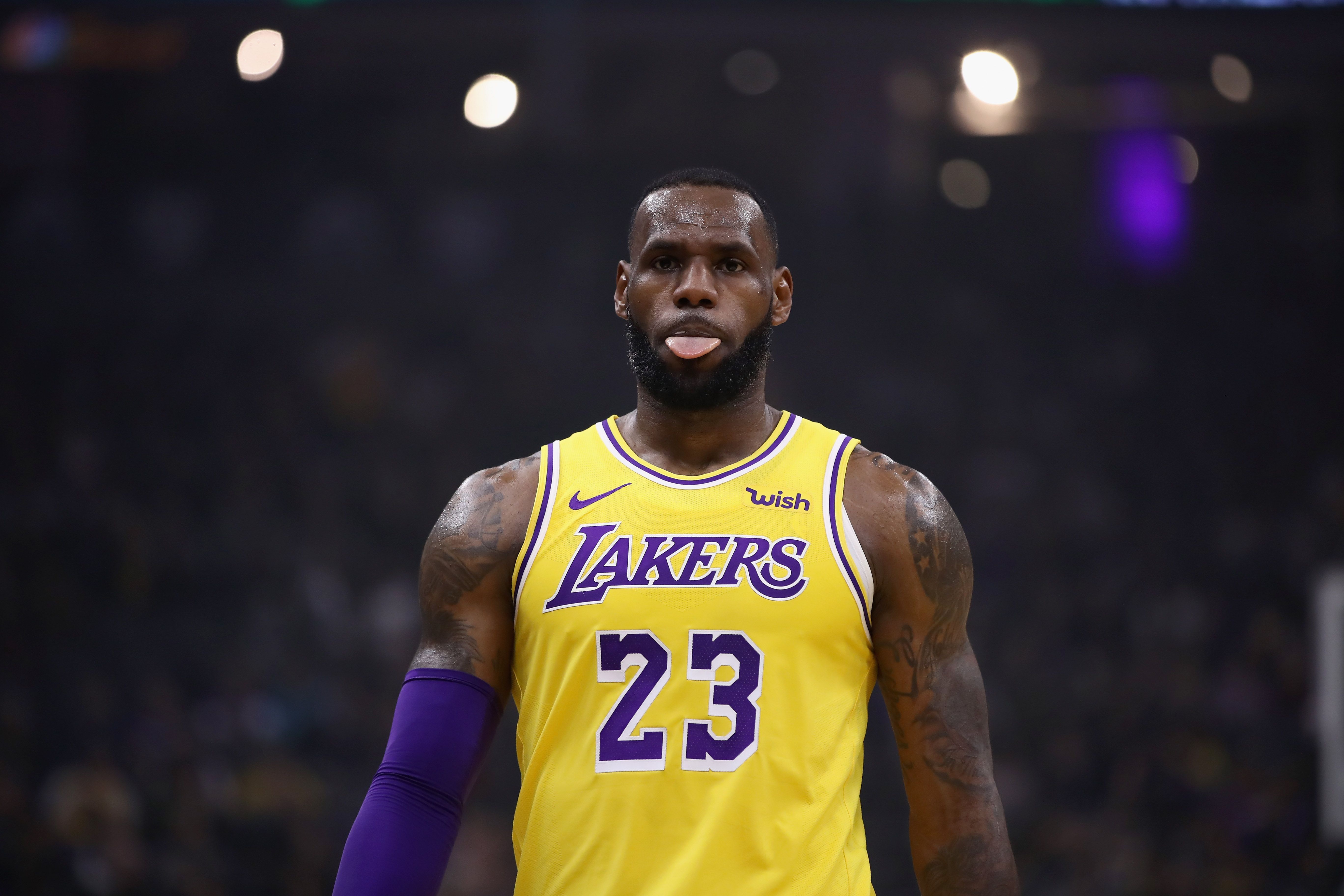 LeBron James anota 51 puntos en victoria de Lakers