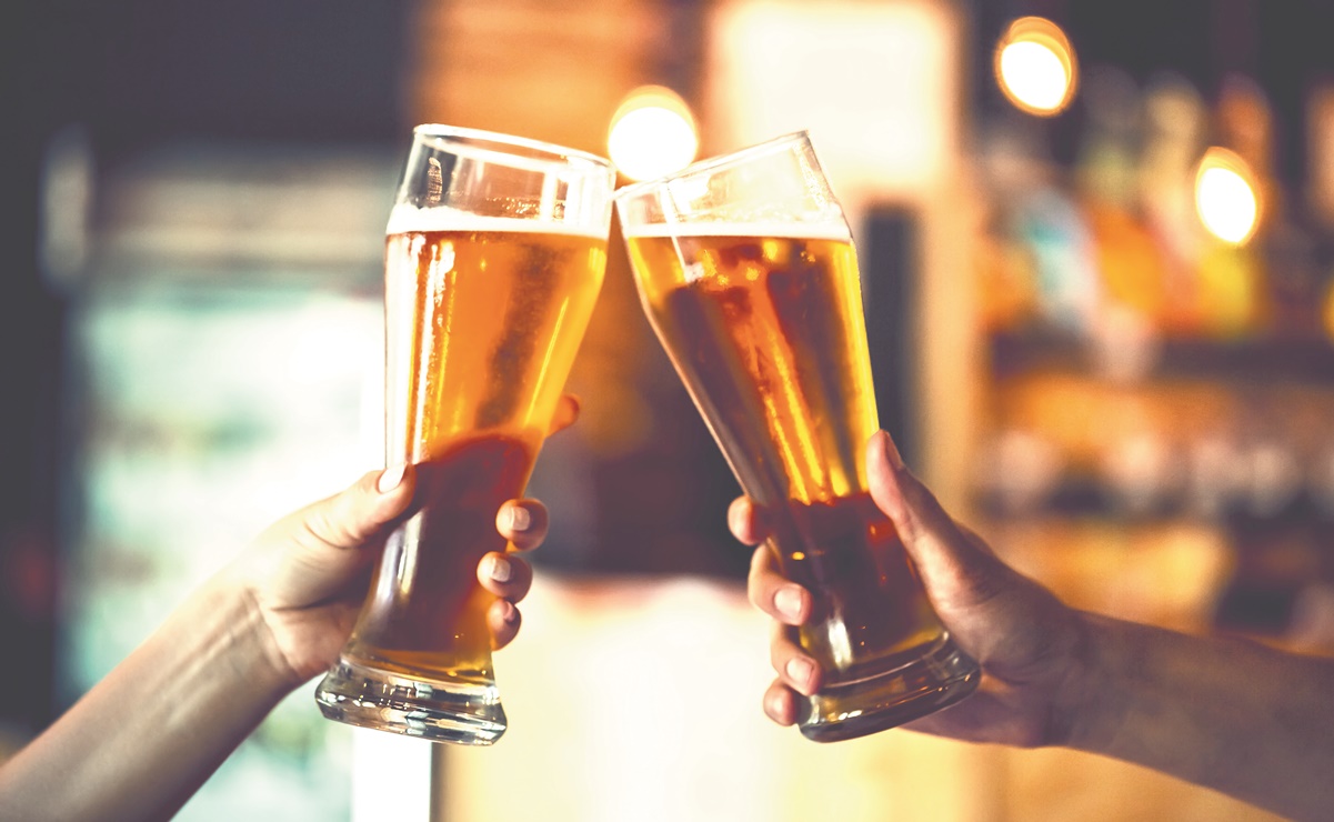 Analiza AMLO lista de actividades esenciales ante polémica por cerveza