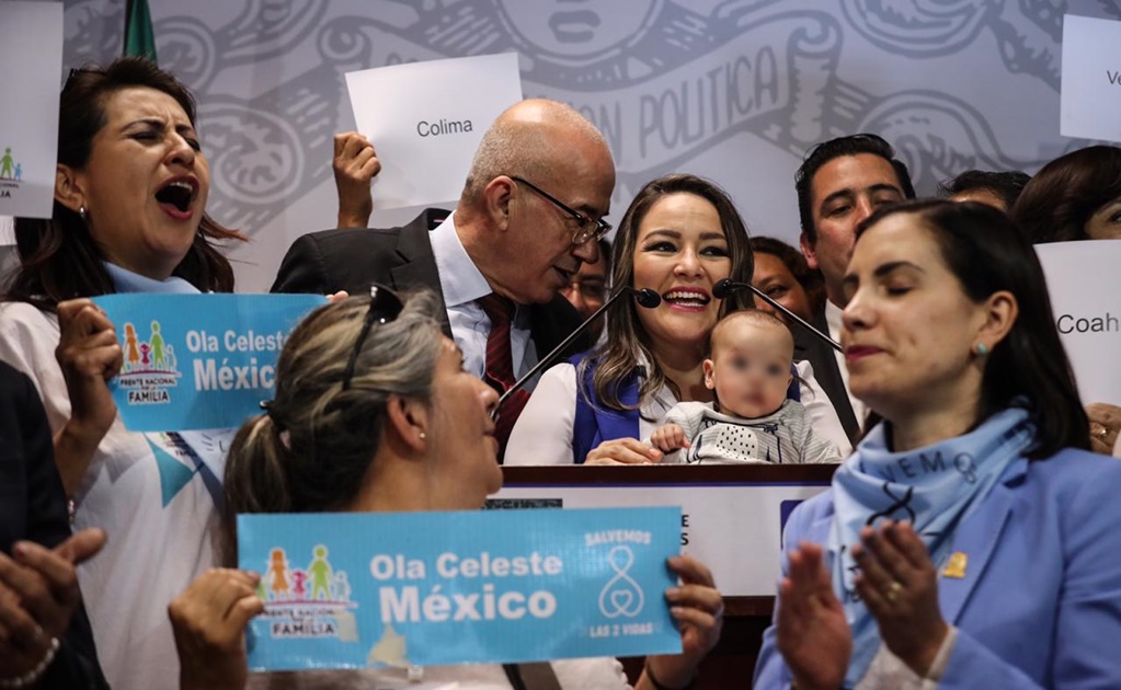 Con bebé en brazos, senadora pide frenar iniciativas para despenalizar el aborto 