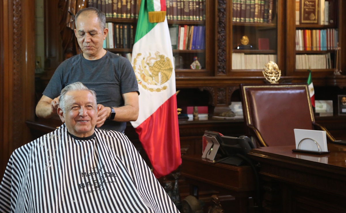 AMLO asegura que solo Álvaro, su peluquero de años, "le toma el pelo"